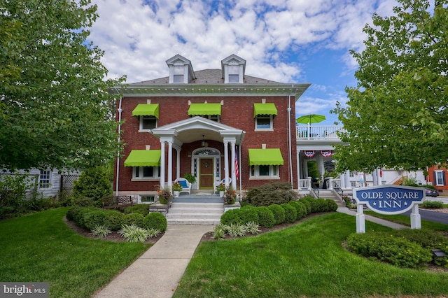 view of front of home featuring a front lawn