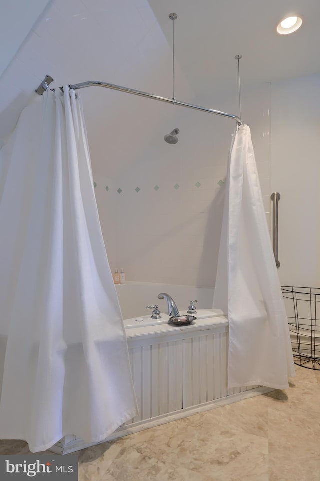 bathroom featuring a shower with shower curtain