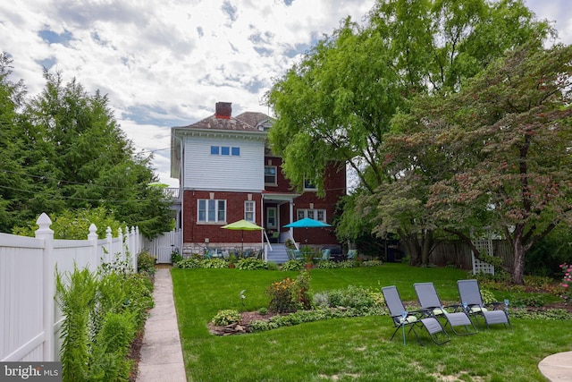 back of house featuring a yard