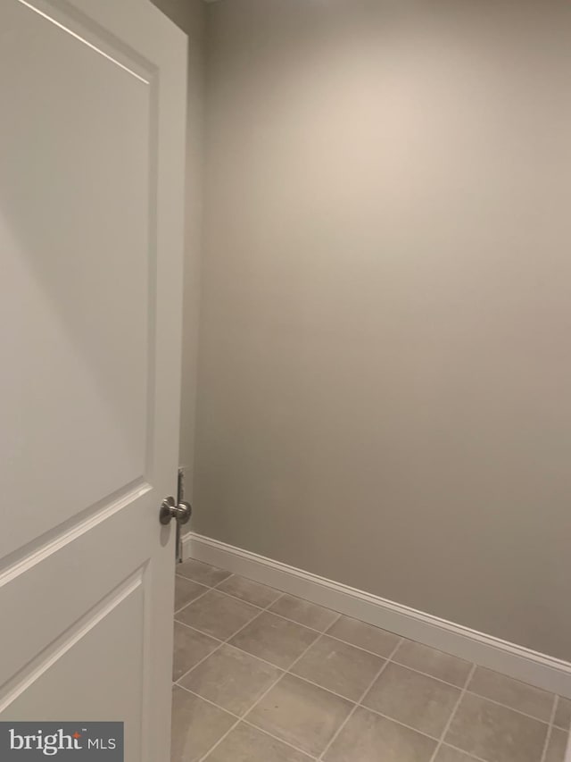 laundry room featuring light tile patterned floors