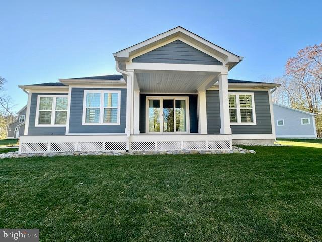 view of front facade featuring a front yard and covered porch