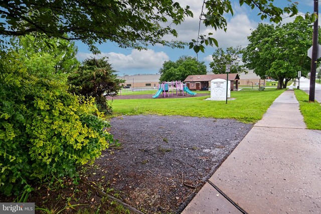 view of green lawn
