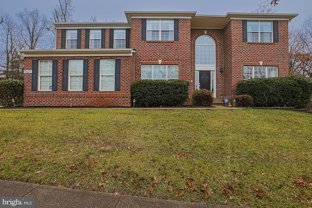 view of front facade featuring a front yard