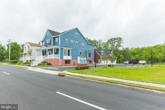 view of front of home featuring a front lawn