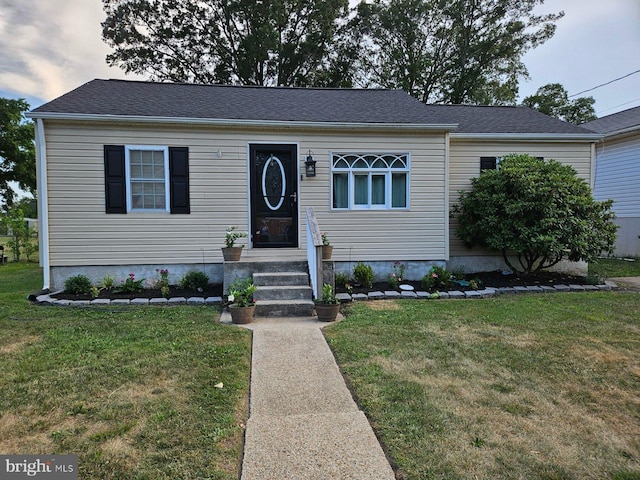 view of front of house featuring a front lawn