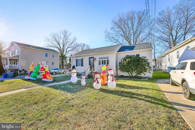 view of front of home featuring a front yard