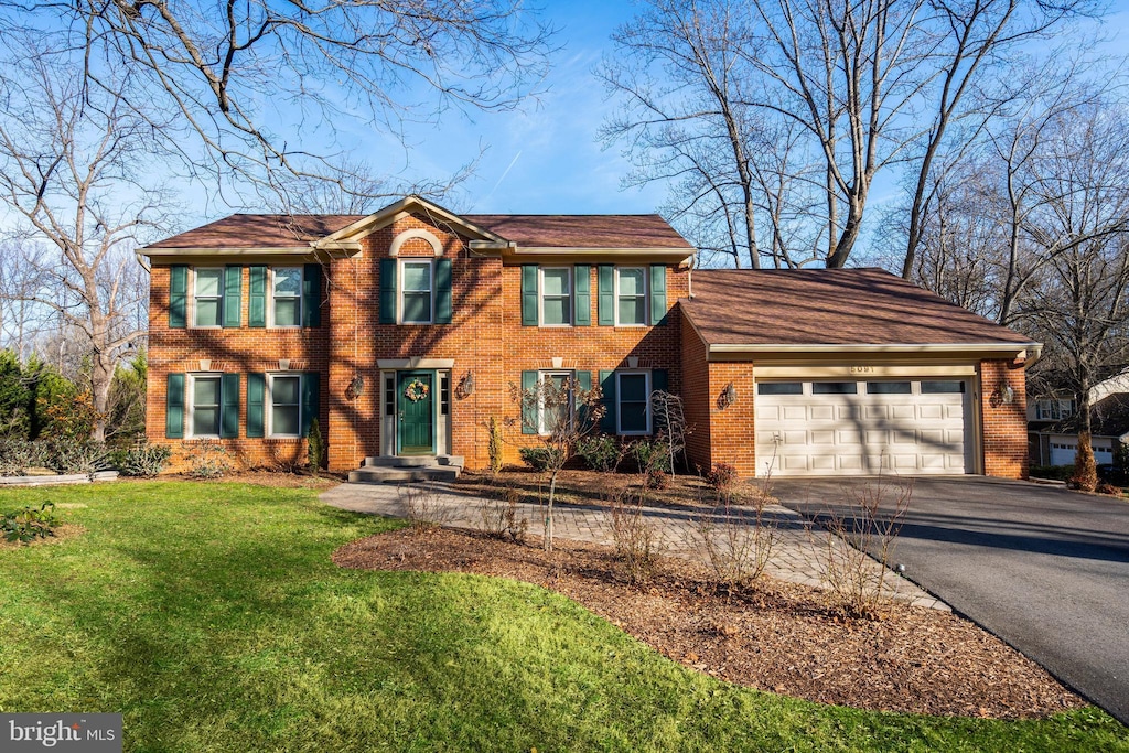 view of front of house featuring a garage and a front yard