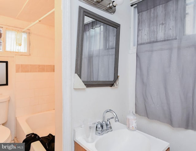 full bathroom with shower / tub combo with curtain, toilet, and sink