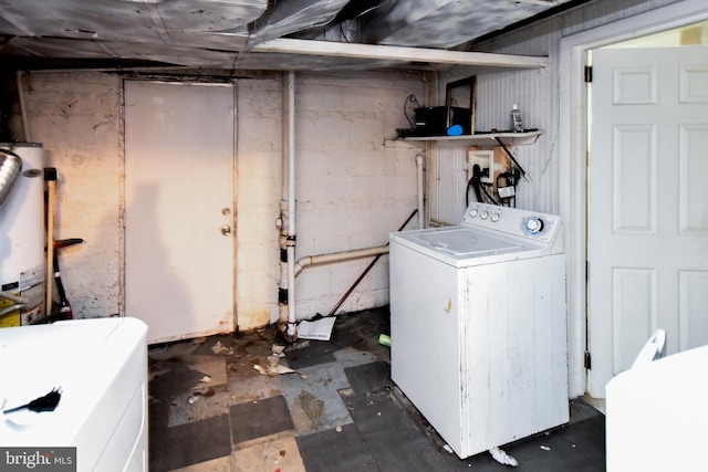 laundry area with washer / clothes dryer and water heater