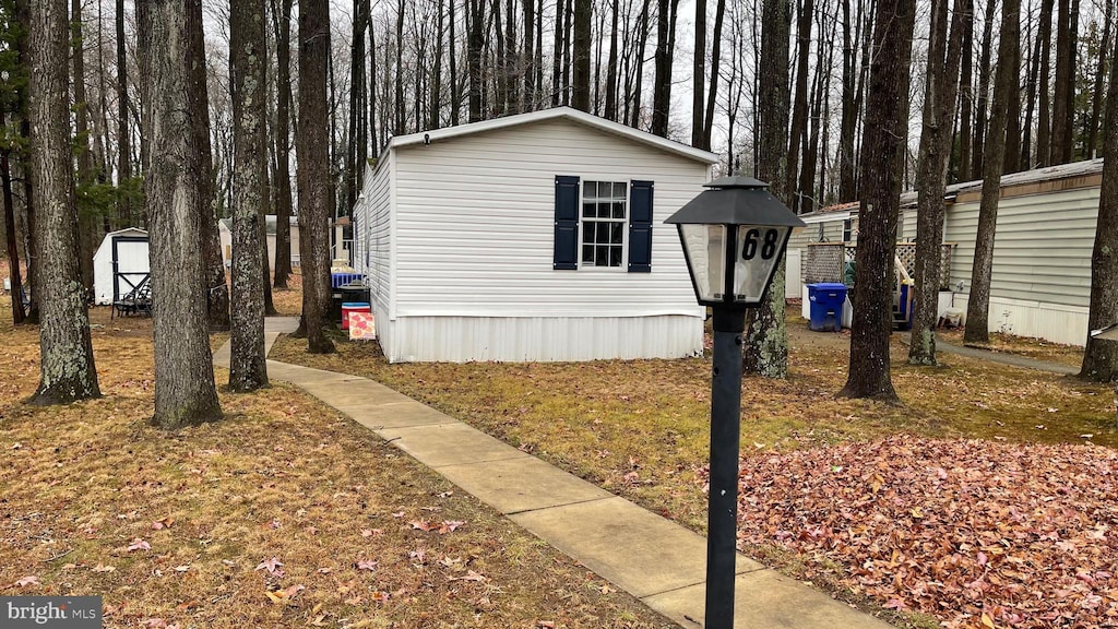 view of side of property featuring a storage shed