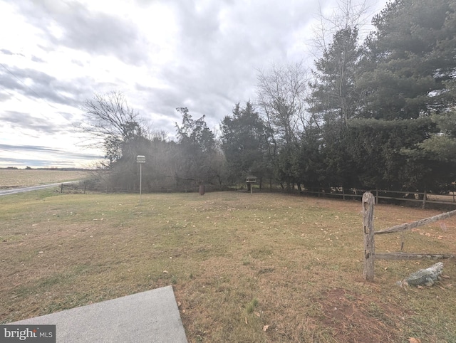 view of yard featuring a rural view