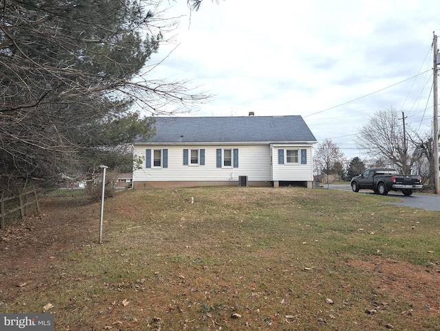 view of front facade featuring a front yard