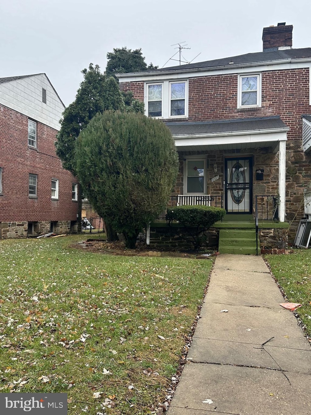 view of front of property with a front yard and covered porch