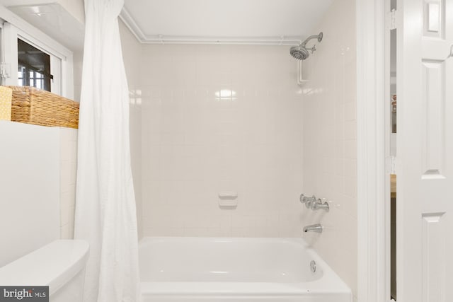 bathroom featuring shower / tub combo