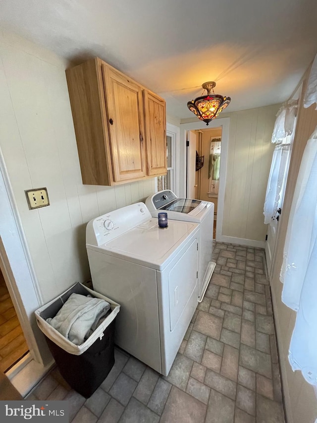 washroom featuring cabinets and washing machine and clothes dryer