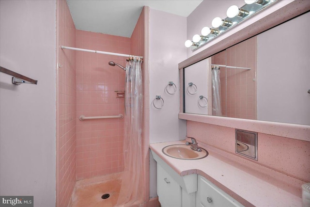 bathroom featuring a shower with curtain and vanity