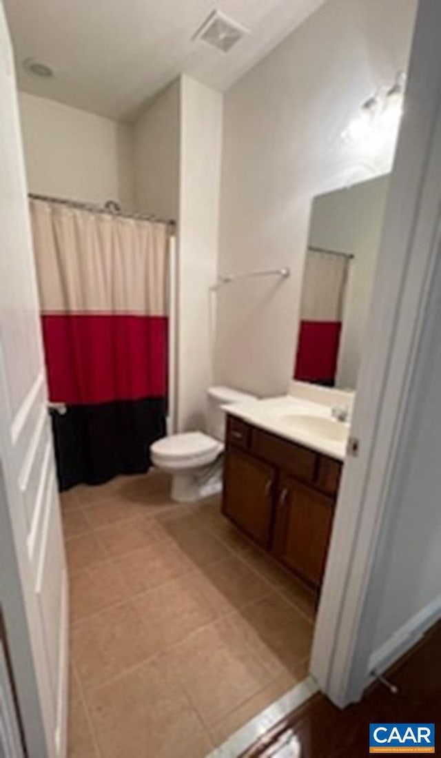 bathroom with a shower with curtain, vanity, and toilet