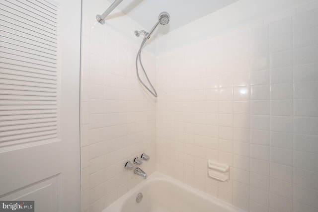 bathroom featuring tiled shower / bath combo