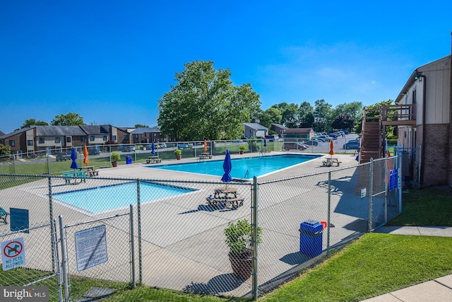 view of swimming pool