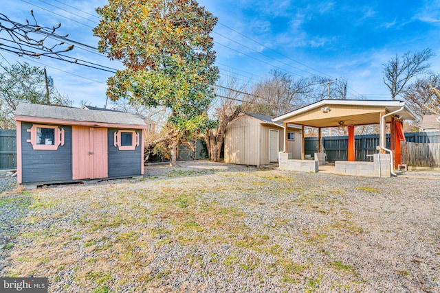 view of yard featuring a shed