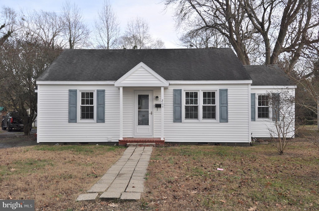 view of front of house featuring a front lawn