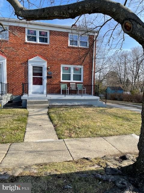 townhome / multi-family property with a front lawn