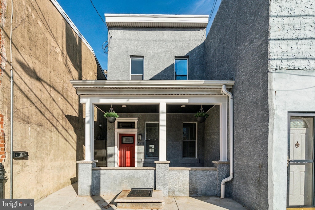 entrance to property featuring a porch