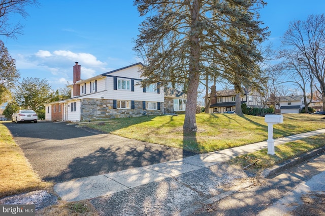 view of front of property with a front yard