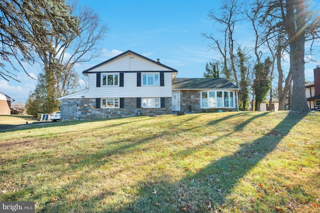 tri-level home featuring a front lawn