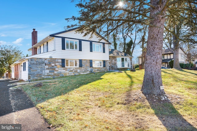 view of front of home with a front lawn