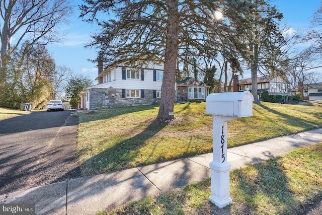 view of front of house featuring a front lawn