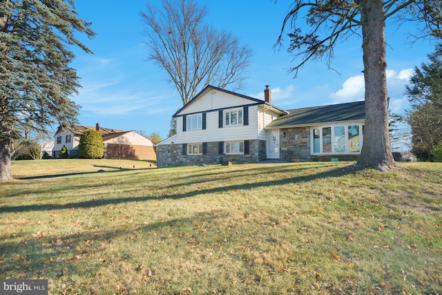 tri-level home featuring a front lawn