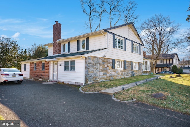 view of front of house featuring a front lawn