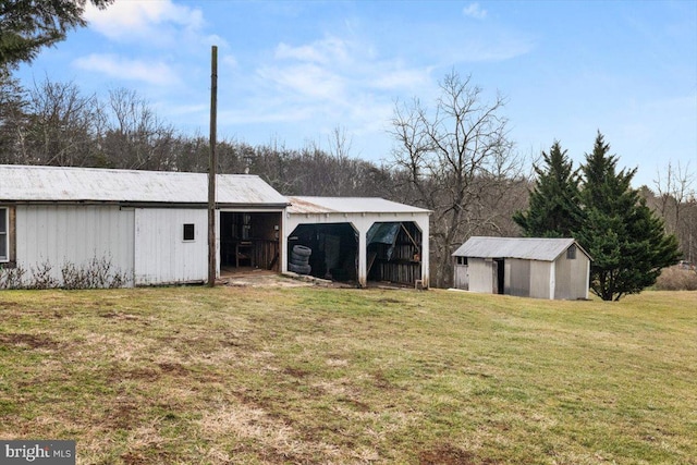 view of yard featuring an outbuilding