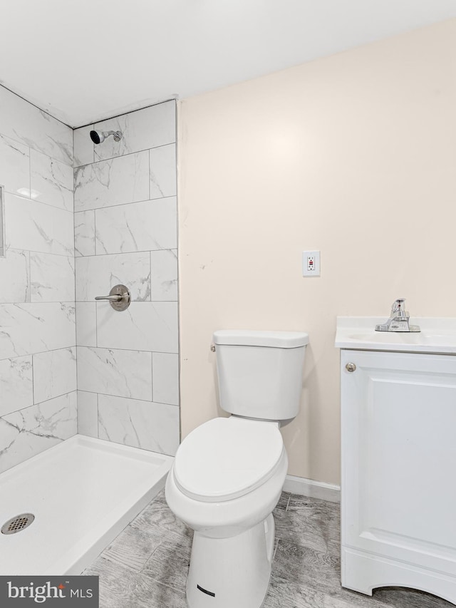 bathroom with toilet and tiled shower