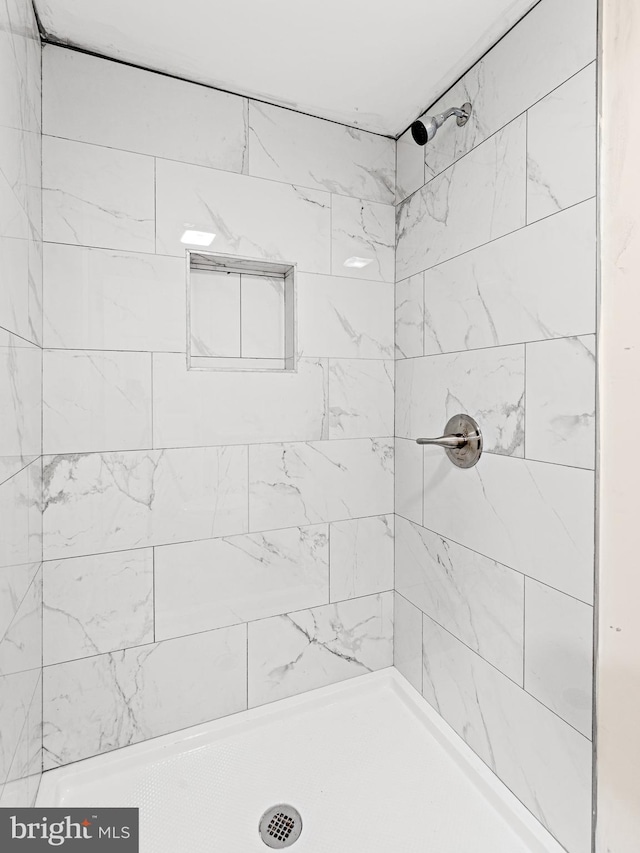 bathroom featuring tiled shower