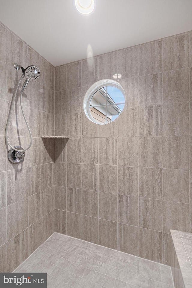 bathroom featuring tiled shower