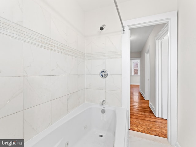 bathroom featuring tiled shower / bath combo