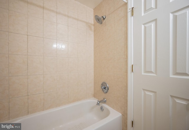 bathroom with tiled shower / bath