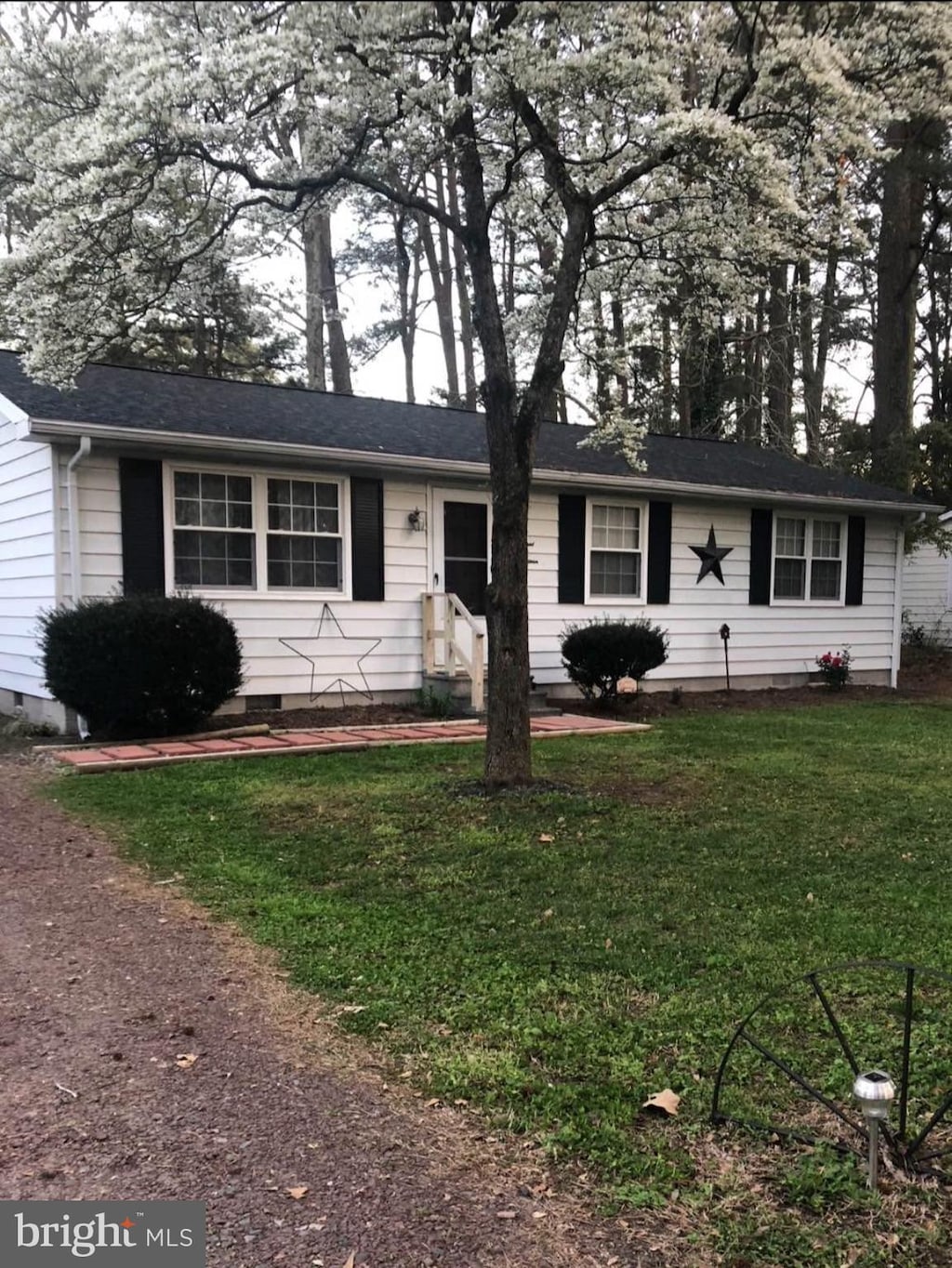 single story home with a front yard