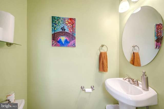 bathroom featuring sink