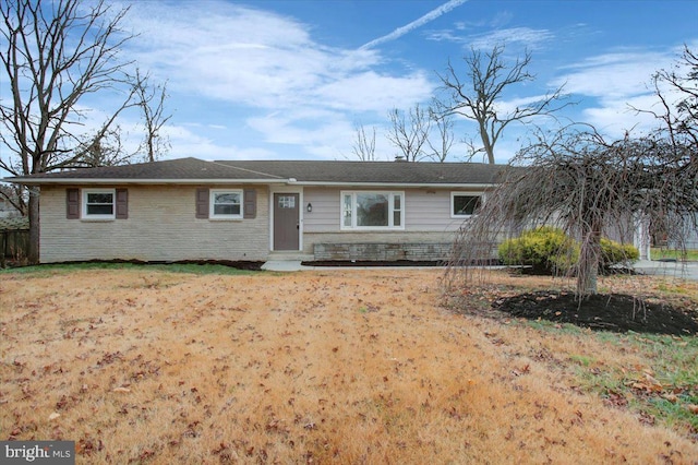 ranch-style house featuring a front yard