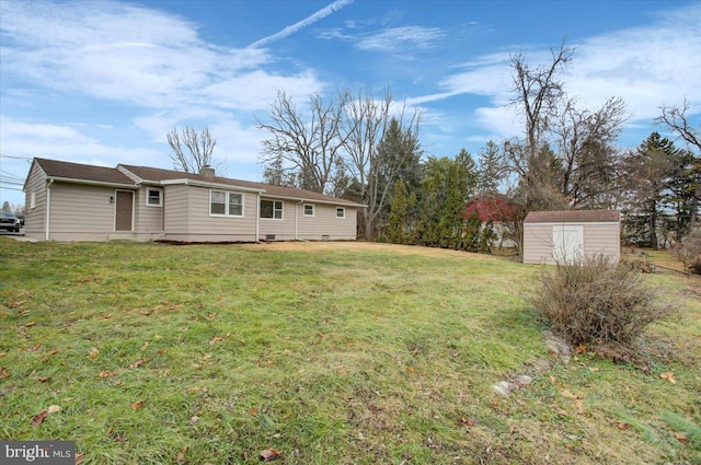 view of yard featuring a storage shed