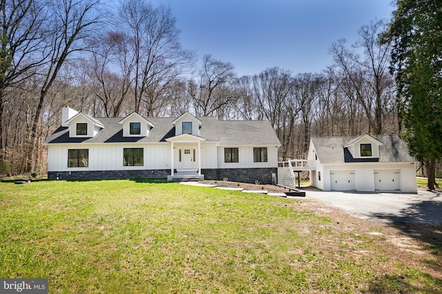 view of front of property featuring a front yard and a garage