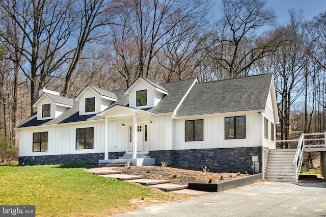 view of front of house with a front lawn