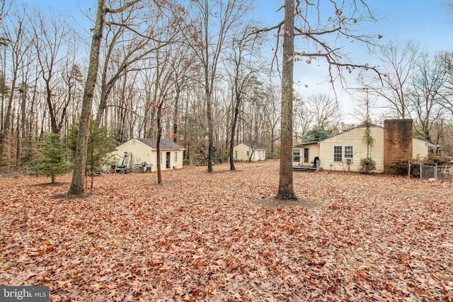 view of yard featuring an outbuilding