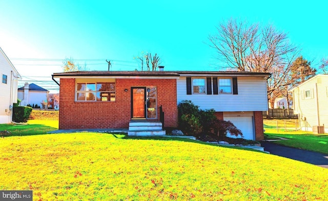 view of front of house featuring a front yard and a garage