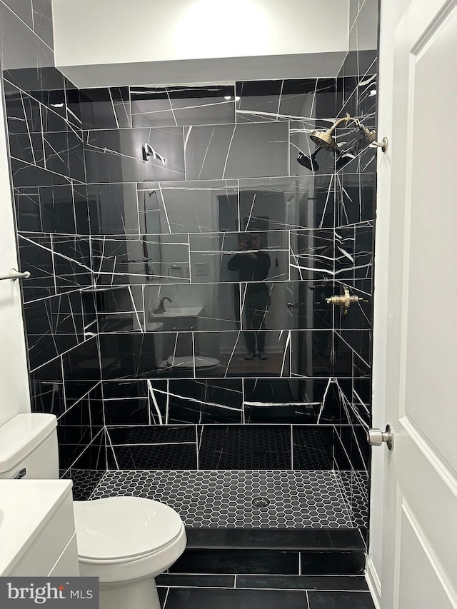 2215 N 10th St, Philadelphia, PA 19133 - bathroom featuring vanity and a tile shower