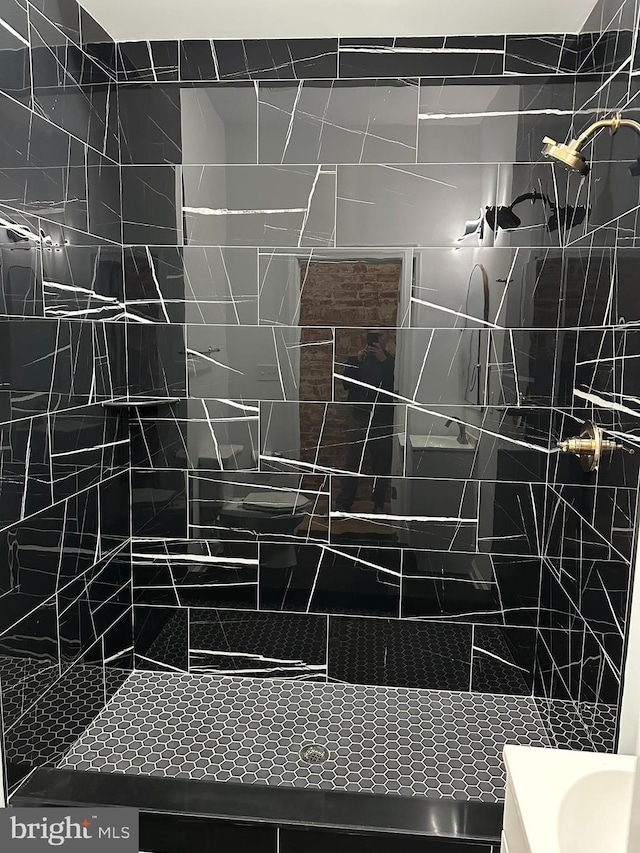 2215 N 10th St, Philadelphia, PA 19133 - full bathroom featuring vanity and tiled shower