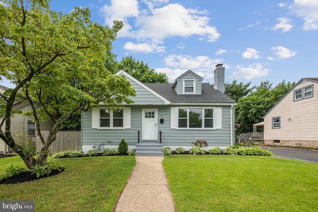 view of front of property featuring a front yard